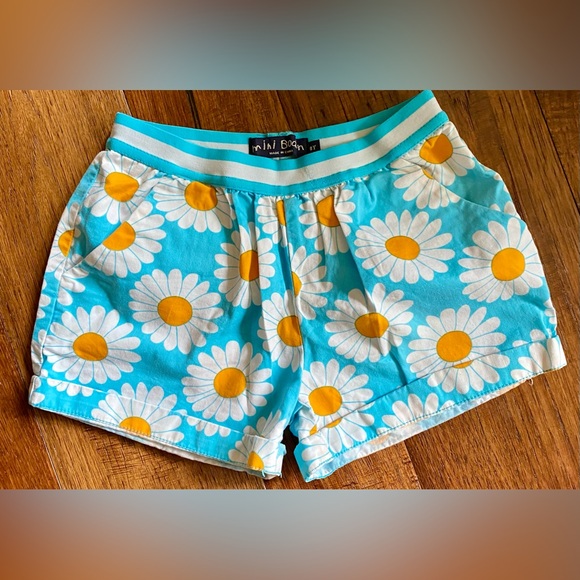 Mini Boden shorts and t-shirt set - Picture 5 of 8